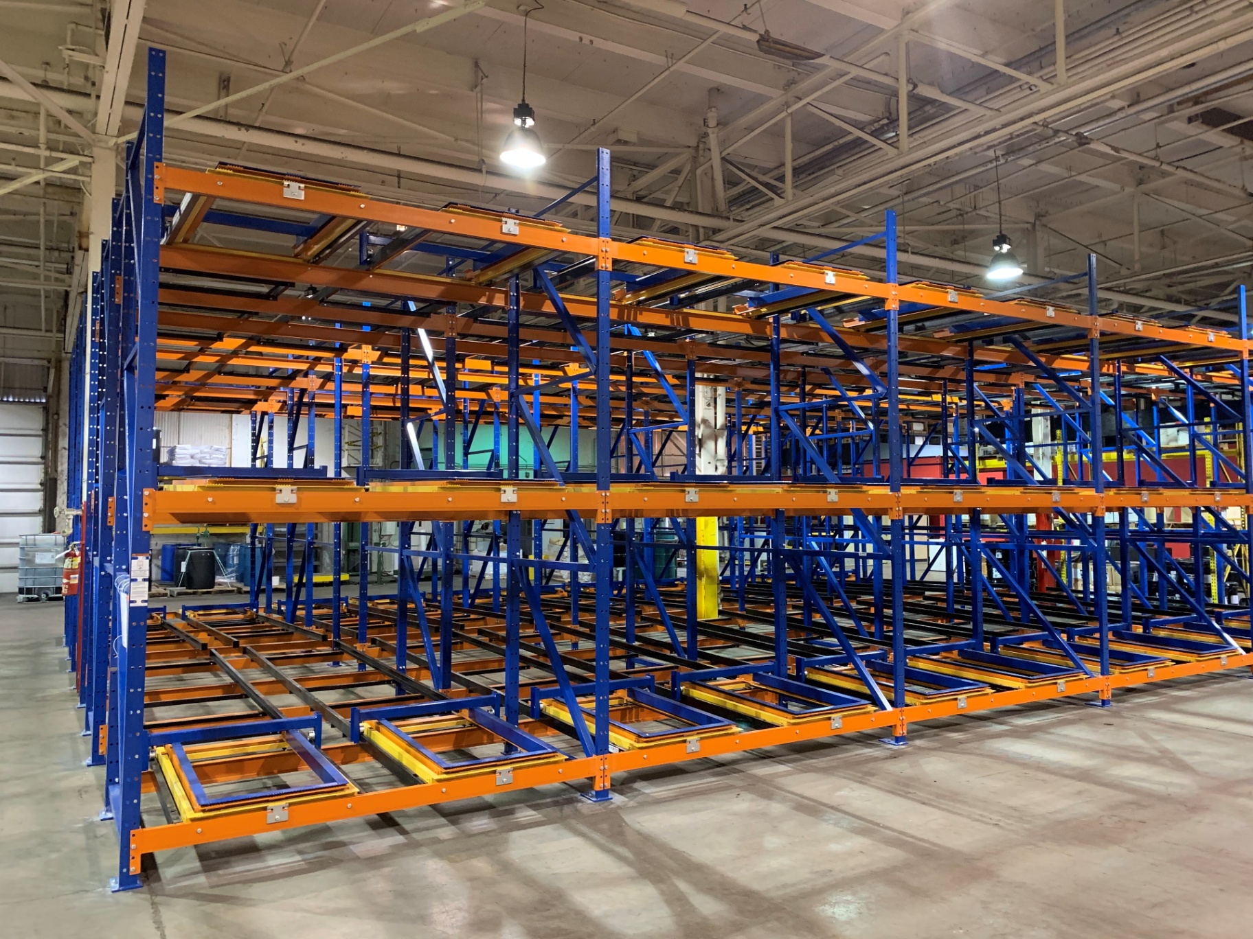 Push back pallet racking with nested carts