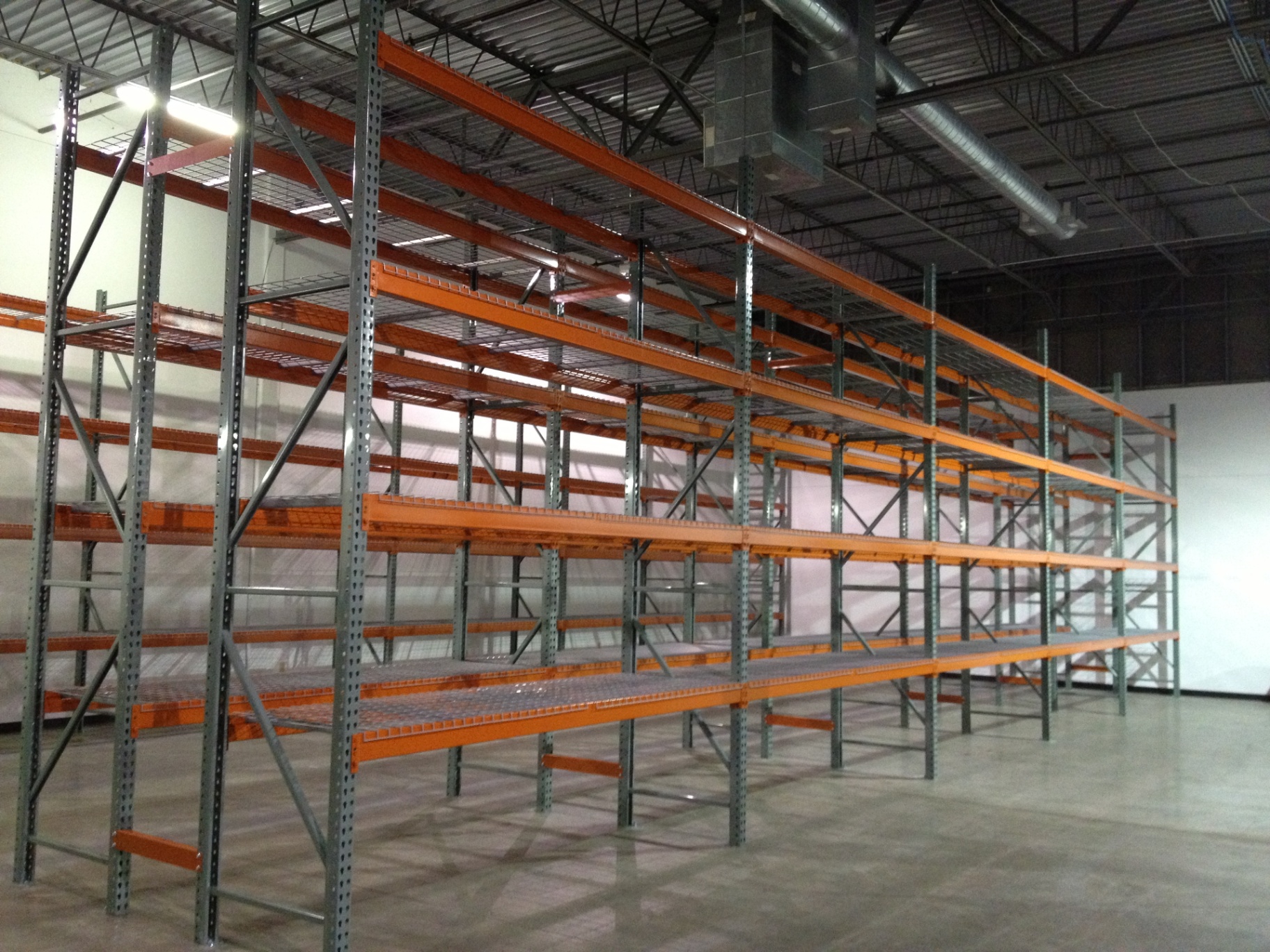 Selective pallet racking with wire decking