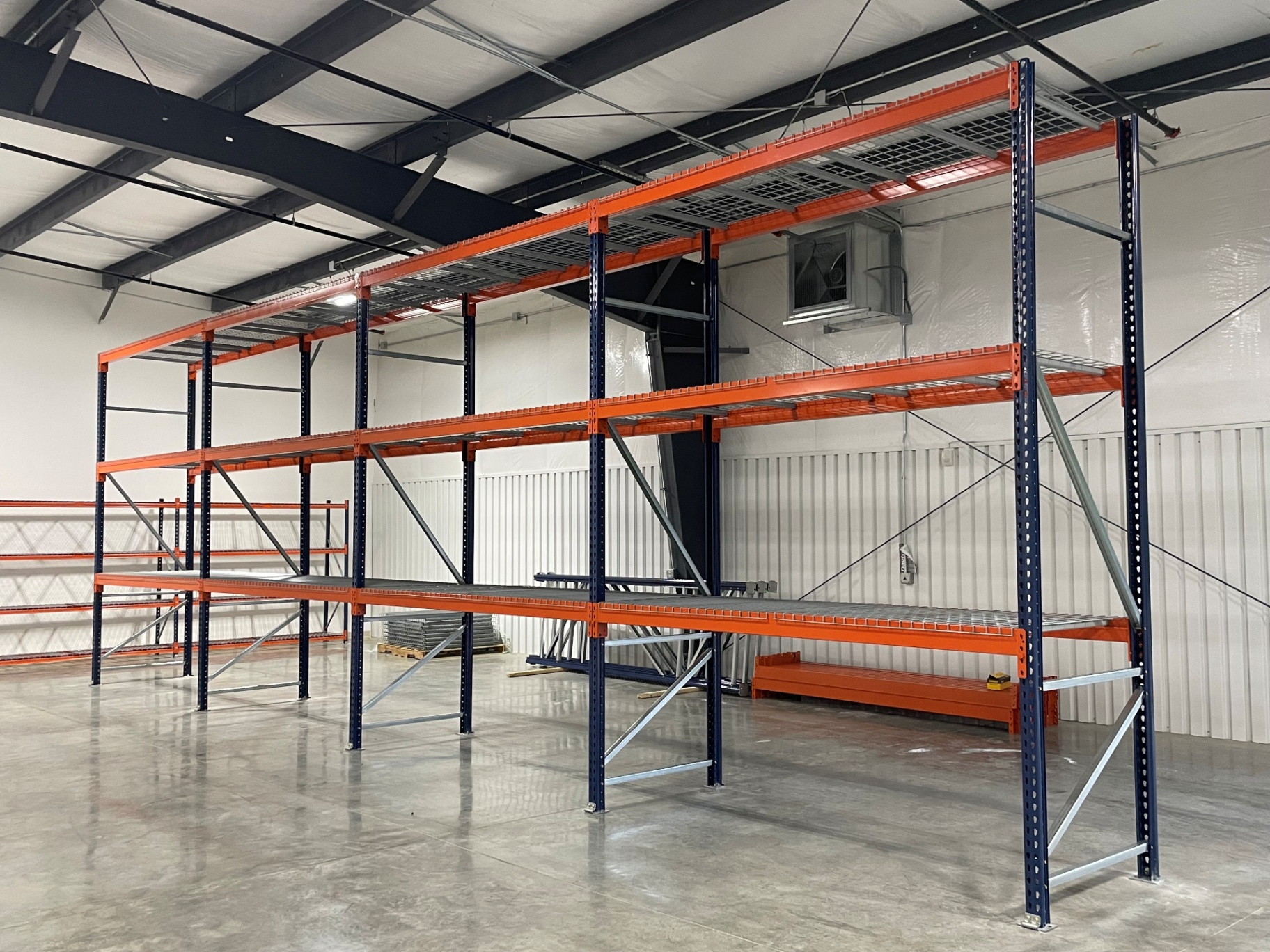 Selective pallet racking with wire decking in a warehouse